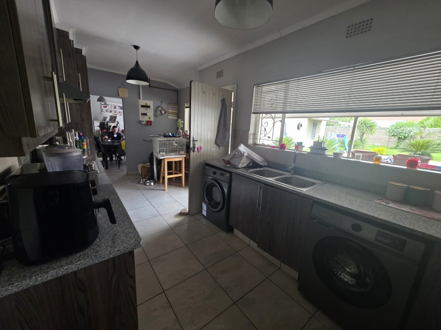 To Let 5 Bedroom Property for Rent in Bardene Gauteng