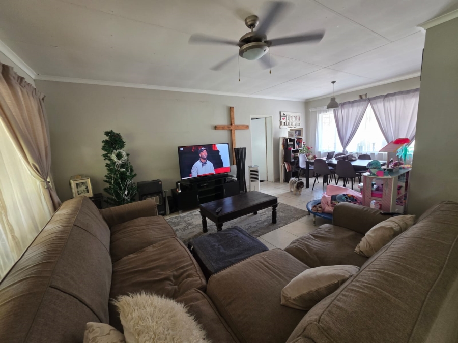 To Let 5 Bedroom Property for Rent in Bardene Gauteng