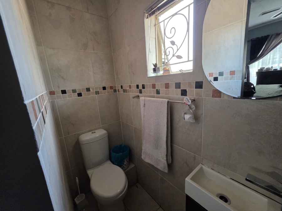To Let 5 Bedroom Property for Rent in Bardene Gauteng