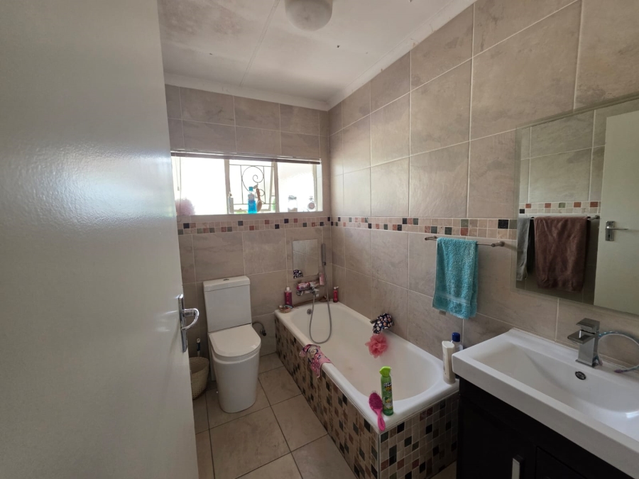 To Let 5 Bedroom Property for Rent in Bardene Gauteng