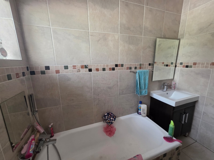 To Let 5 Bedroom Property for Rent in Bardene Gauteng