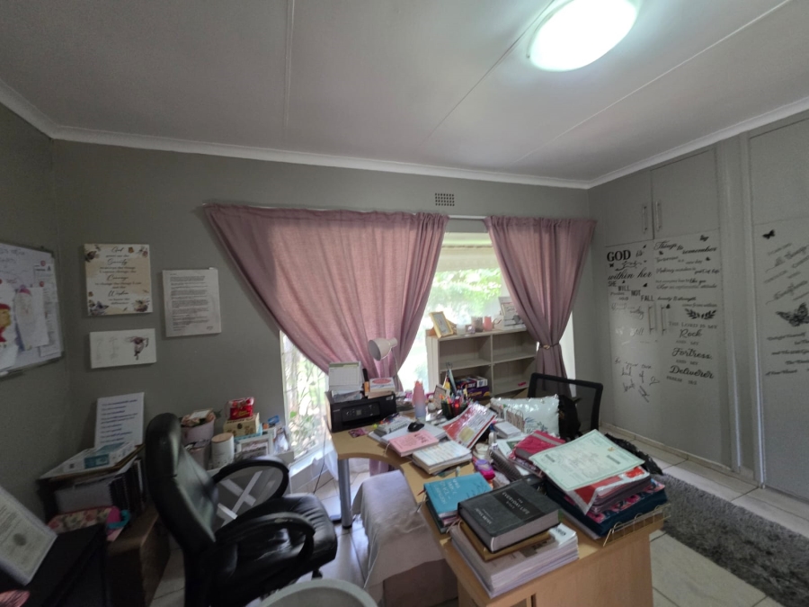 To Let 5 Bedroom Property for Rent in Bardene Gauteng