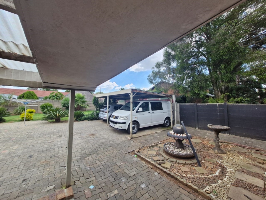 To Let 5 Bedroom Property for Rent in Bardene Gauteng