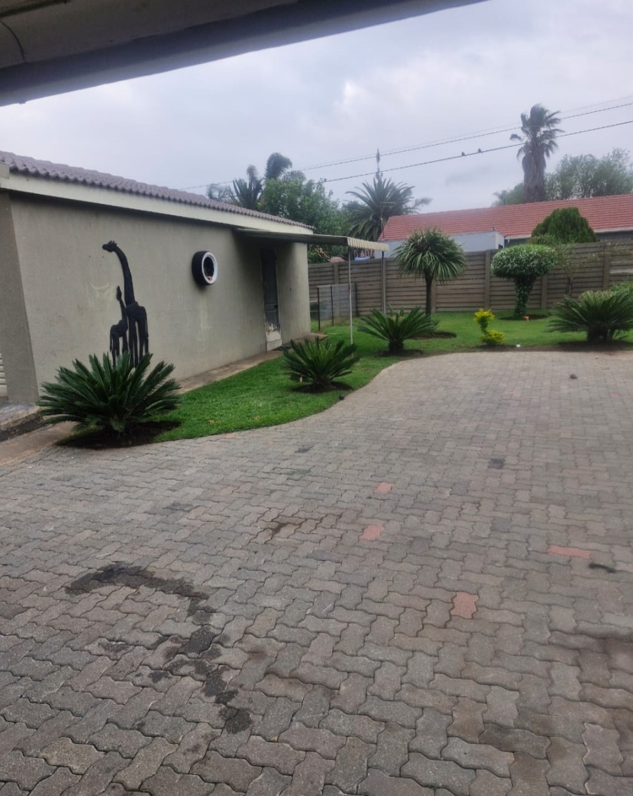To Let 5 Bedroom Property for Rent in Bardene Gauteng