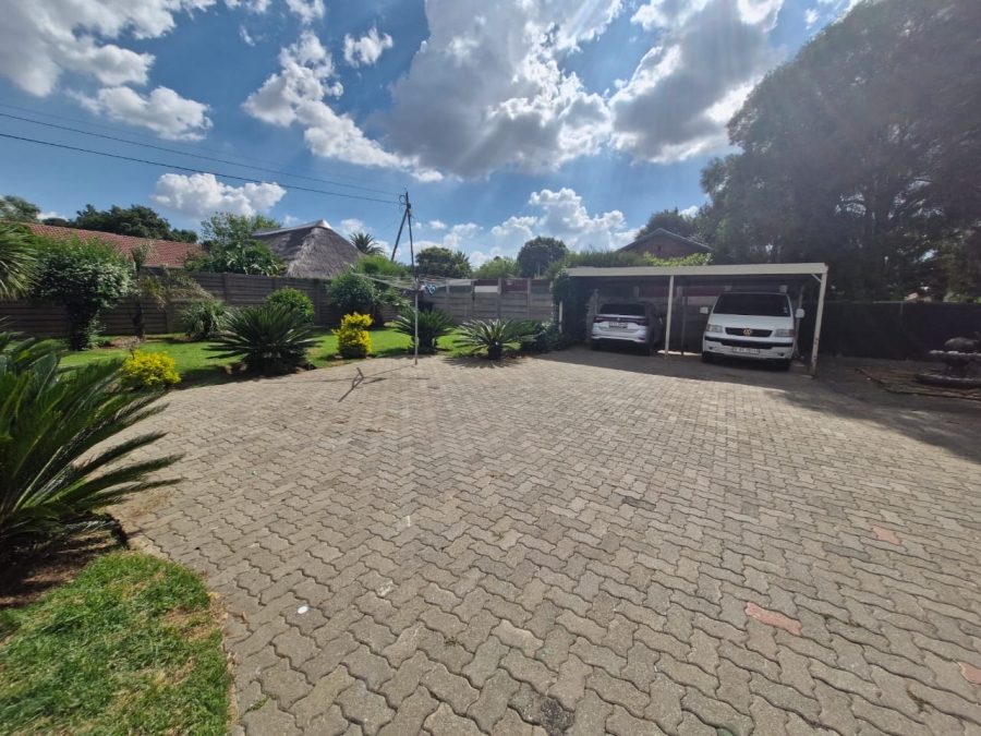 To Let 5 Bedroom Property for Rent in Bardene Gauteng