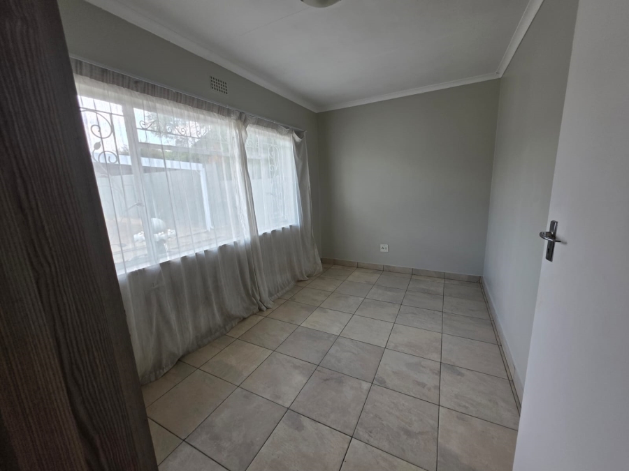 To Let 5 Bedroom Property for Rent in Bardene Gauteng