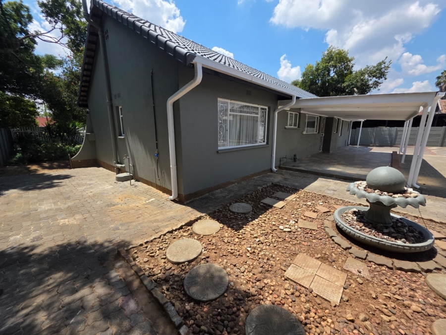 To Let 5 Bedroom Property for Rent in Bardene Gauteng