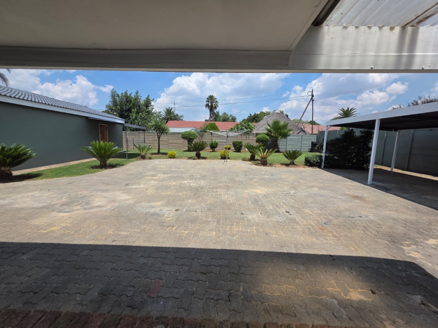 To Let 5 Bedroom Property for Rent in Bardene Gauteng