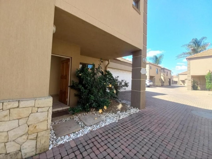 To Let 3 Bedroom Property for Rent in Sylviavale Gauteng