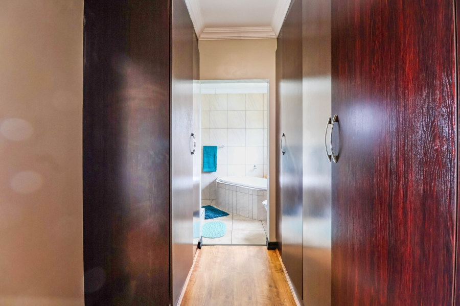 5 Bedroom Property for Sale in Thatchfield Estate Gauteng