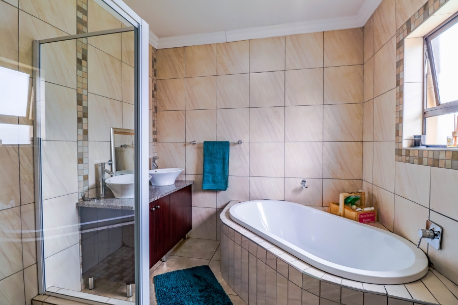 5 Bedroom Property for Sale in Thatchfield Estate Gauteng