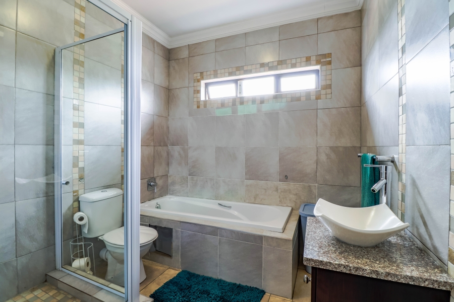 5 Bedroom Property for Sale in Thatchfield Estate Gauteng