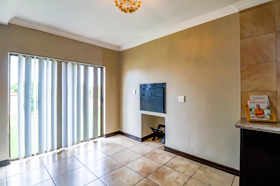 5 Bedroom Property for Sale in Thatchfield Estate Gauteng
