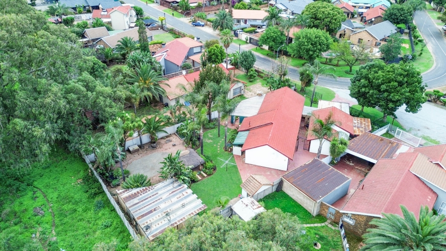 5 Bedroom Property for Sale in Rooihuiskraal Gauteng