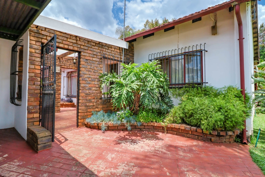 5 Bedroom Property for Sale in Rooihuiskraal Gauteng
