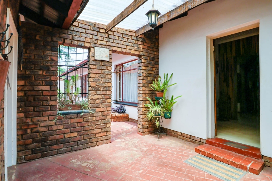 5 Bedroom Property for Sale in Rooihuiskraal Gauteng