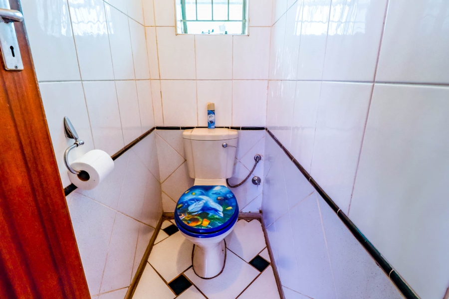 5 Bedroom Property for Sale in Rooihuiskraal Gauteng