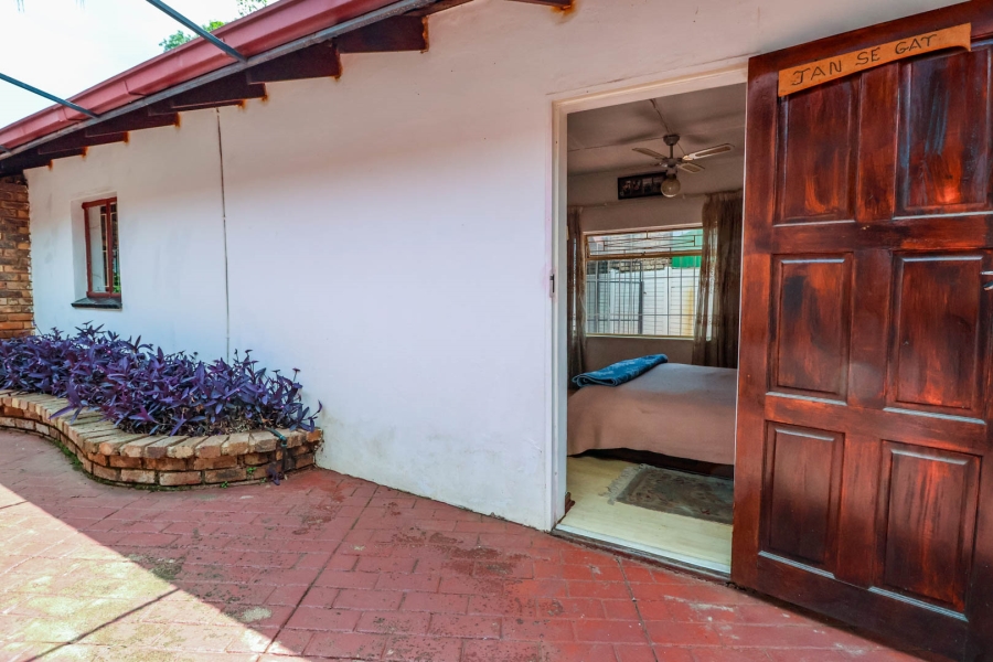 5 Bedroom Property for Sale in Rooihuiskraal Gauteng