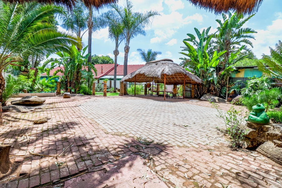 5 Bedroom Property for Sale in Rooihuiskraal Gauteng