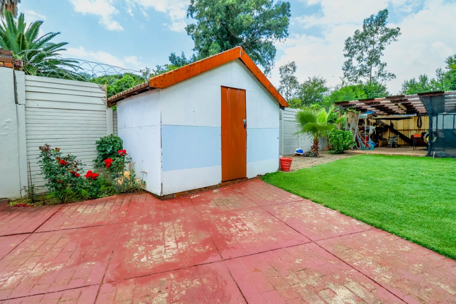 5 Bedroom Property for Sale in Rooihuiskraal Gauteng