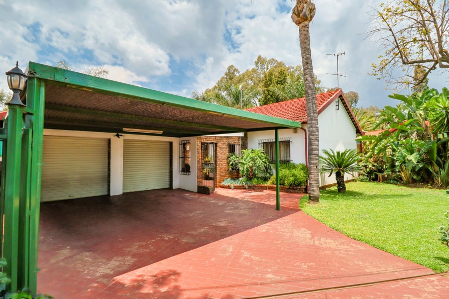 5 Bedroom Property for Sale in Rooihuiskraal Gauteng