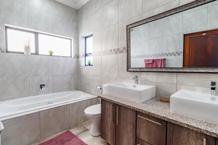 4 Bedroom Property for Sale in Midstream Ridge Gauteng