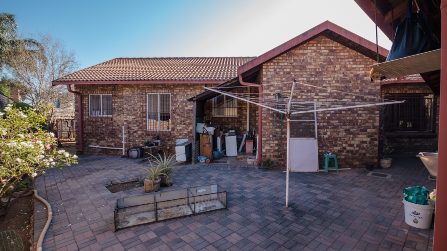 4 Bedroom Property for Sale in Garsfontein Gauteng