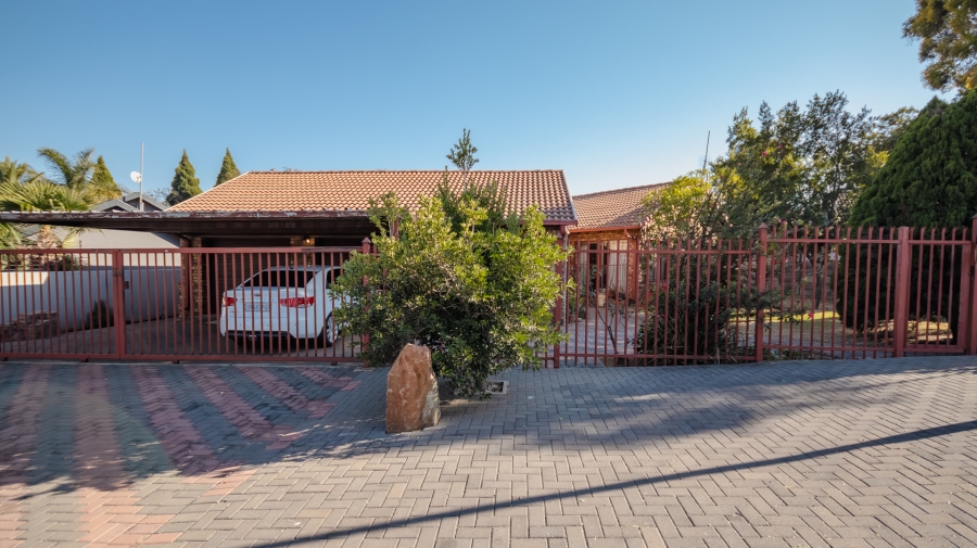 4 Bedroom Property for Sale in Garsfontein Gauteng