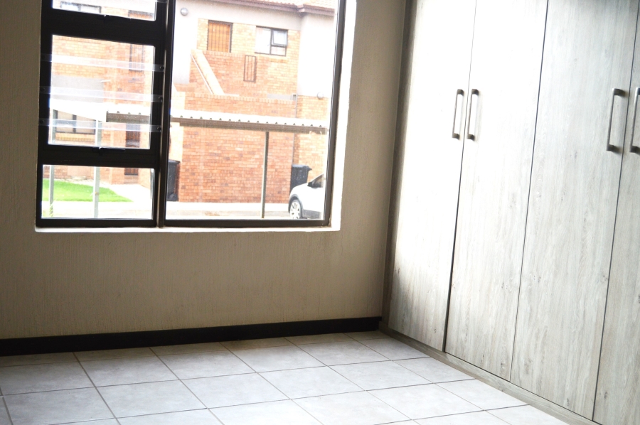 2 Bedroom Property for Sale in Wilgeheuwel Gauteng