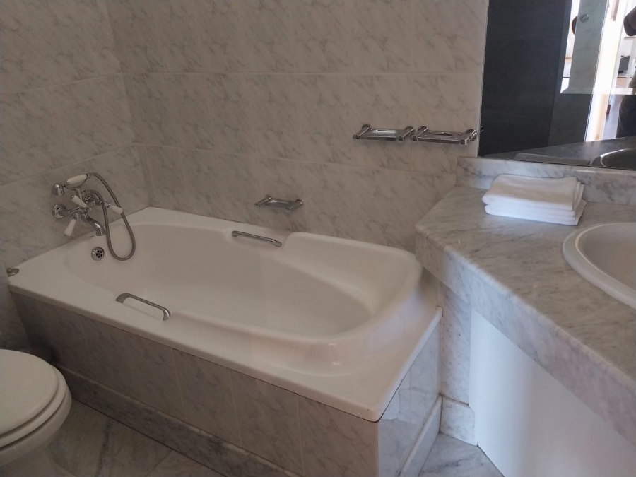 To Let 2 Bedroom Property for Rent in Sandhurst Gauteng