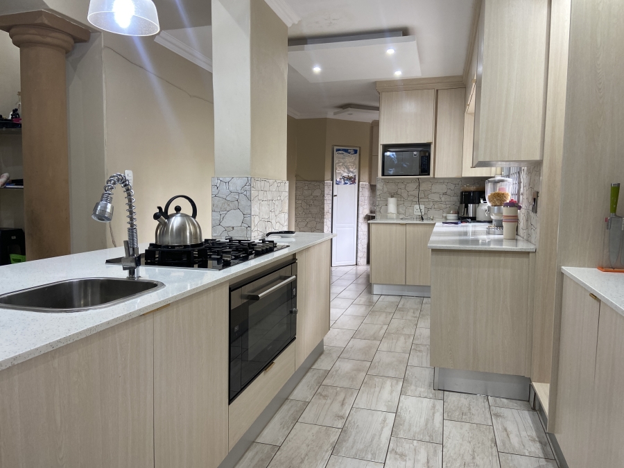 4 Bedroom Property for Sale in Faerie Glen Gauteng