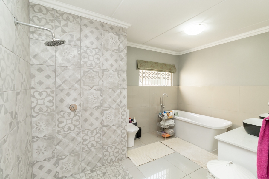 4 Bedroom Property for Sale in Faerie Glen Gauteng