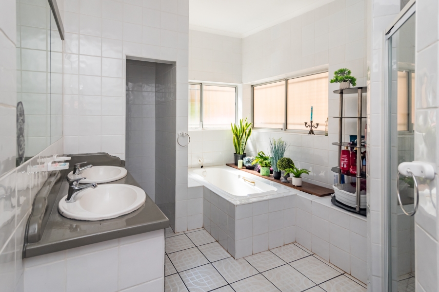 4 Bedroom Property for Sale in Wilro Park Gauteng