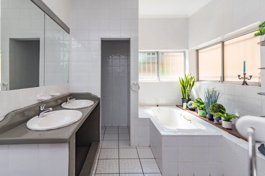 4 Bedroom Property for Sale in Wilro Park Gauteng