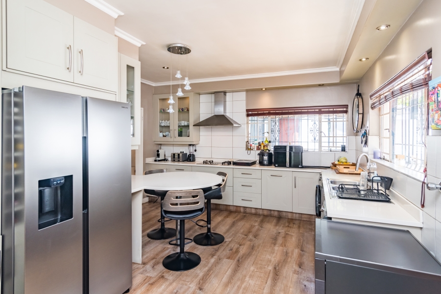 5 Bedroom Property for Sale in Magaliessig Gauteng