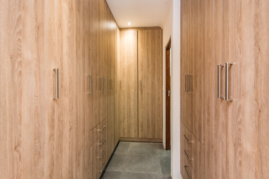 5 Bedroom Property for Sale in Magaliessig Gauteng