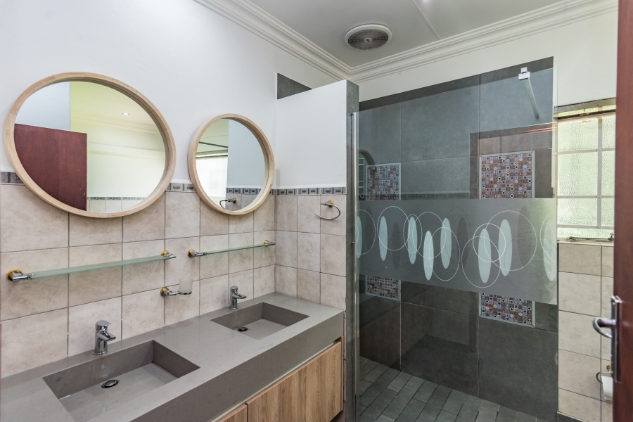 5 Bedroom Property for Sale in Magaliessig Gauteng