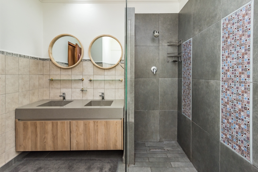 5 Bedroom Property for Sale in Magaliessig Gauteng