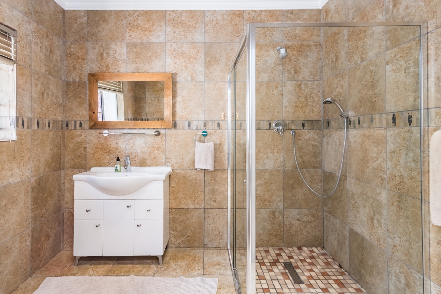 5 Bedroom Property for Sale in Magaliessig Gauteng