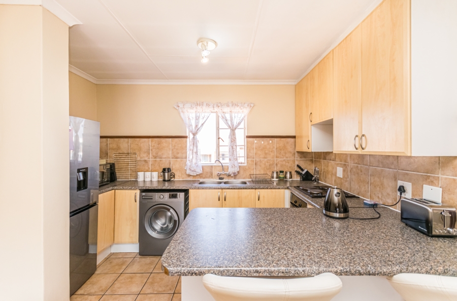 2 Bedroom Property for Sale in Die Hoewes Gauteng