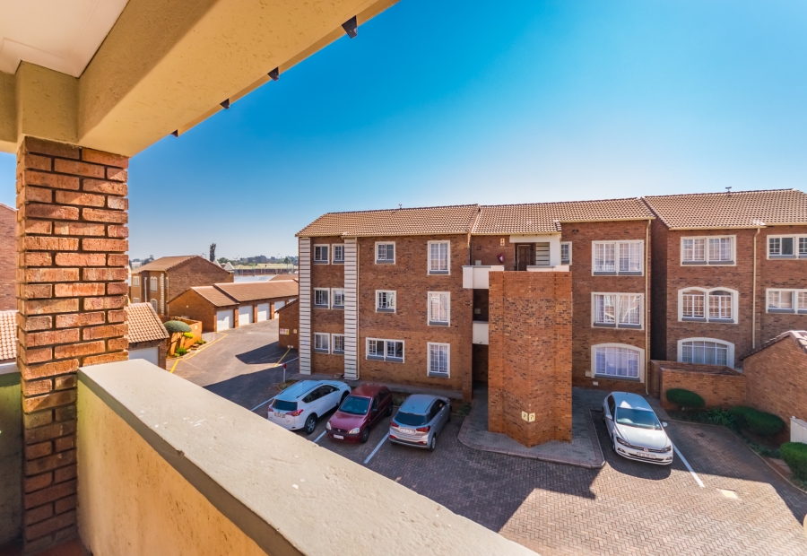 2 Bedroom Property for Sale in Die Hoewes Gauteng