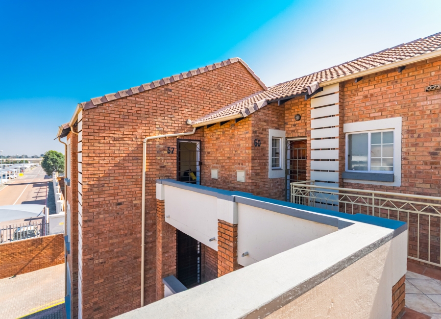 2 Bedroom Property for Sale in Die Hoewes Gauteng