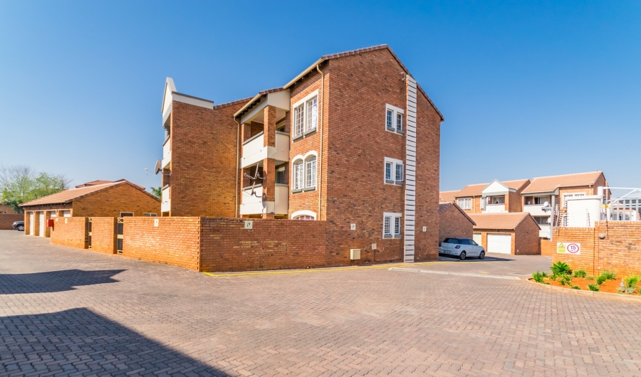 2 Bedroom Property for Sale in Die Hoewes Gauteng