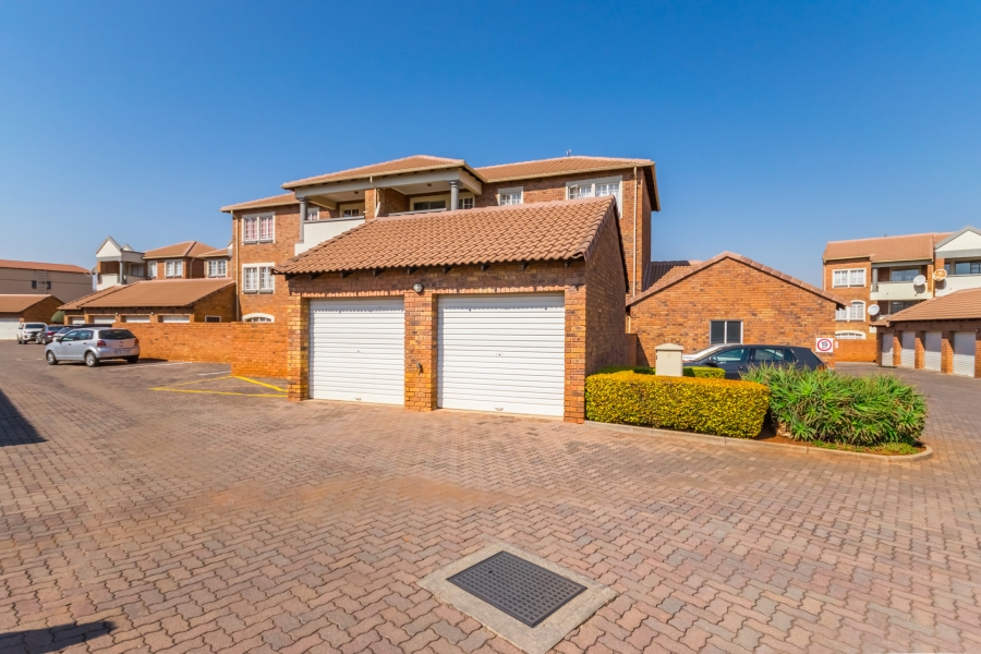 2 Bedroom Property for Sale in Die Hoewes Gauteng