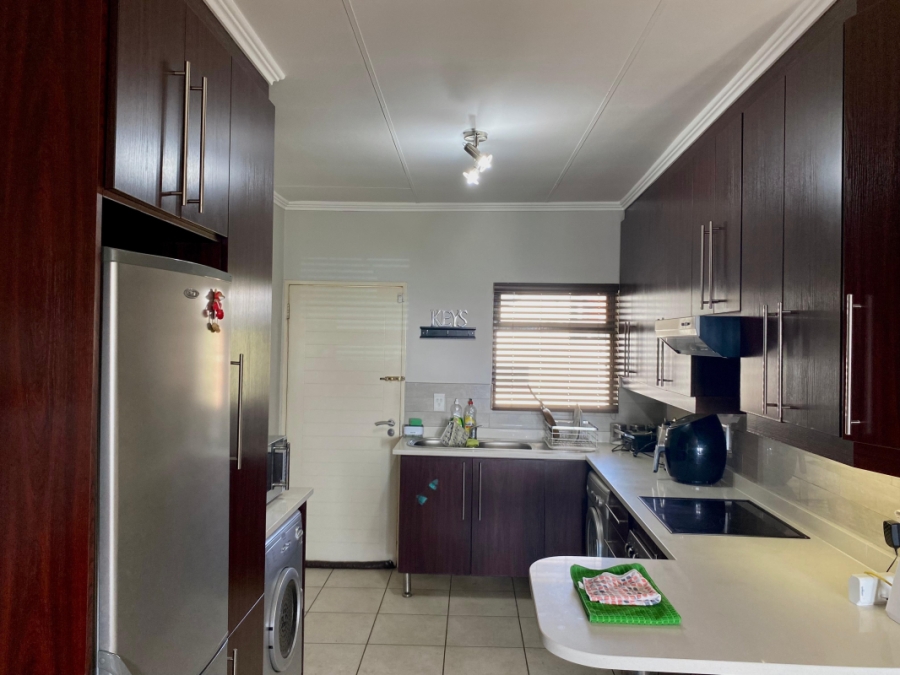 To Let 2 Bedroom Property for Rent in Greenstone Hill Gauteng