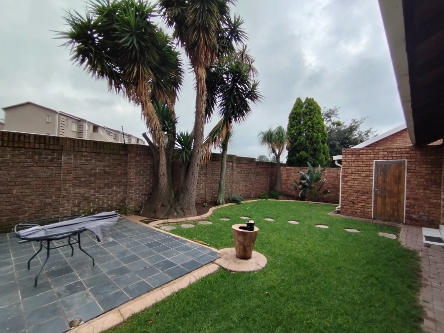 2 Bedroom Property for Sale in Farrarmere Gauteng
