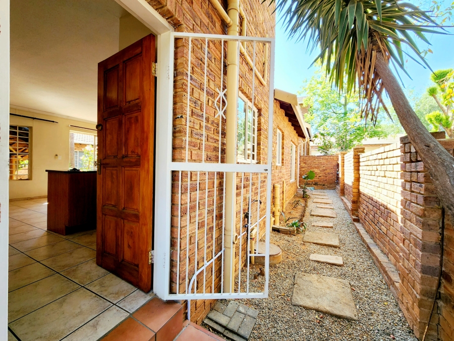 3 Bedroom Property for Sale in Wilgeheuwel Gauteng