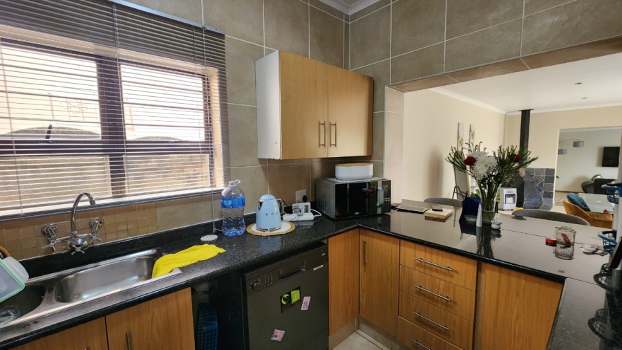 To Let 3 Bedroom Property for Rent in Edenvale Central Gauteng