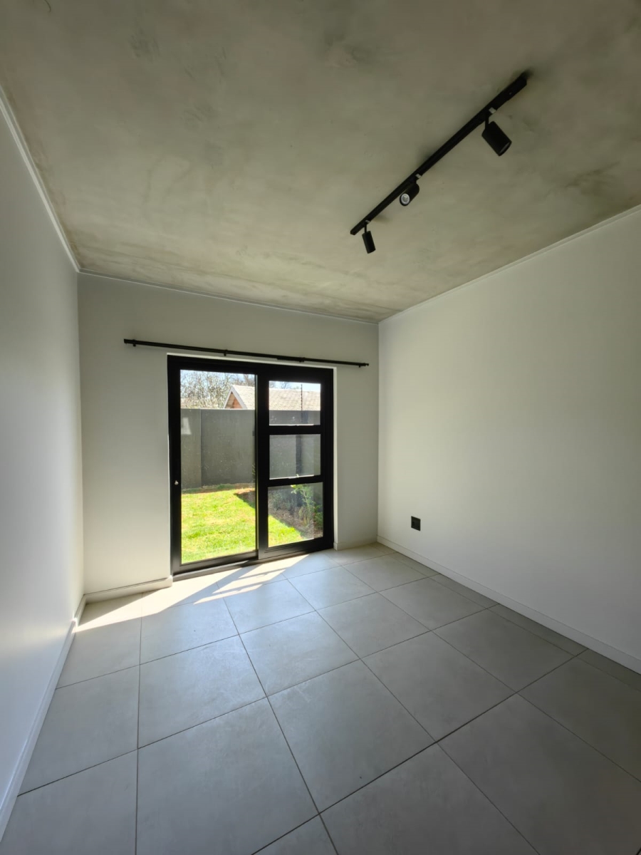 To Let 2 Bedroom Property for Rent in Waverley Gauteng