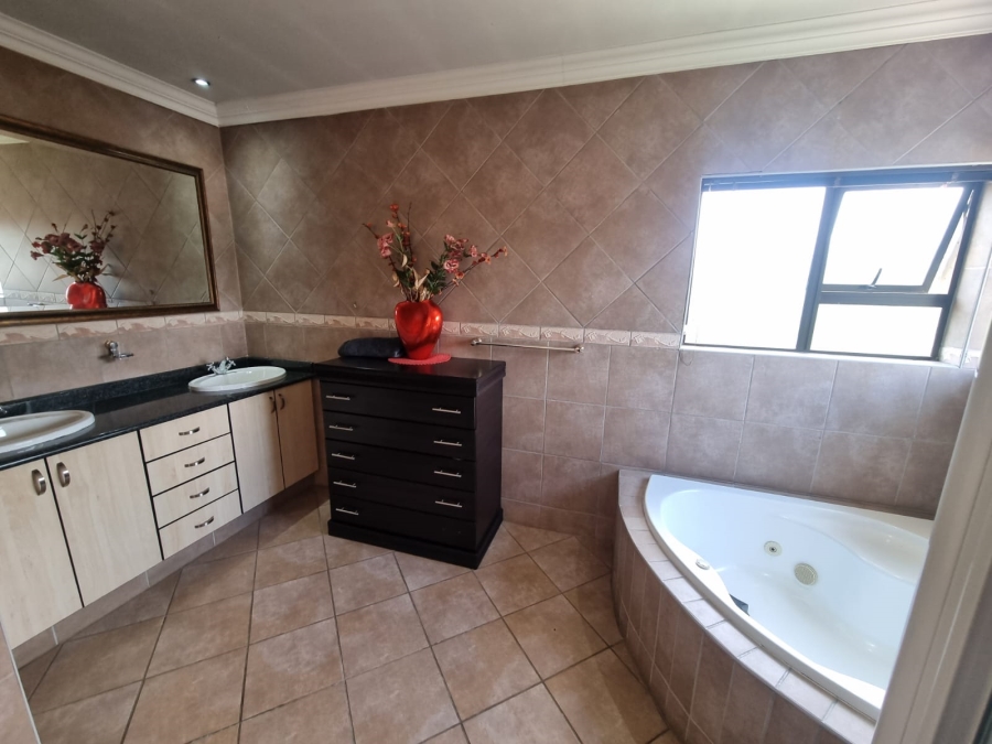 4 Bedroom Property for Sale in Ruimsig Country Estate Gauteng